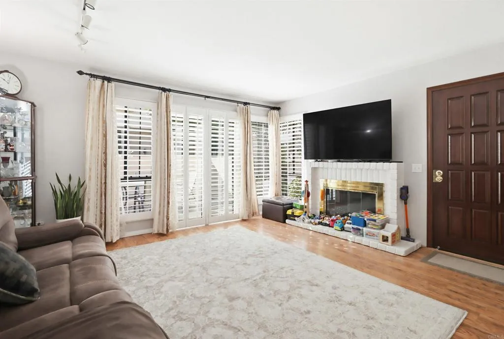 https://cdn.realtyfeed.com/cdn/127/306637106/8639cfbc577dfc2032b13c360ab0a25f.webp