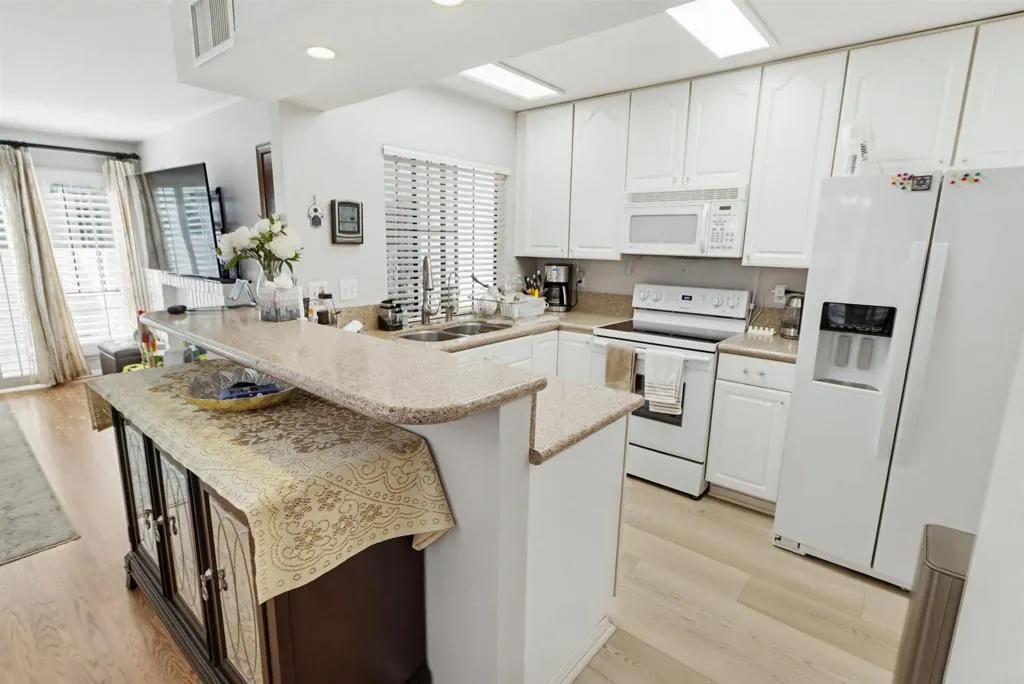 https://cdn.realtyfeed.com/cdn/127/306637106/ae93e8f36d54bd474b8e5363f3c88b40.webp