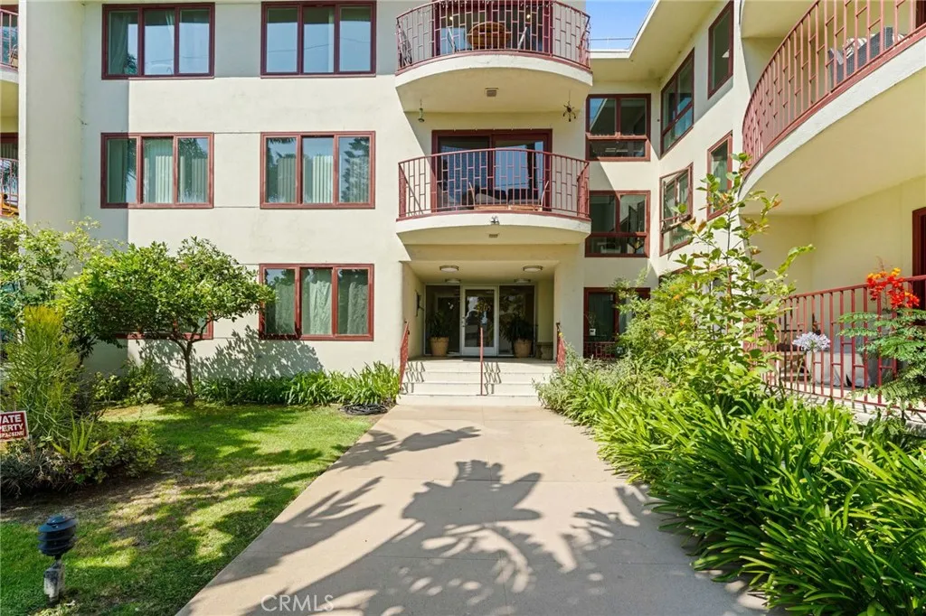 Los Angeles, CA 90027