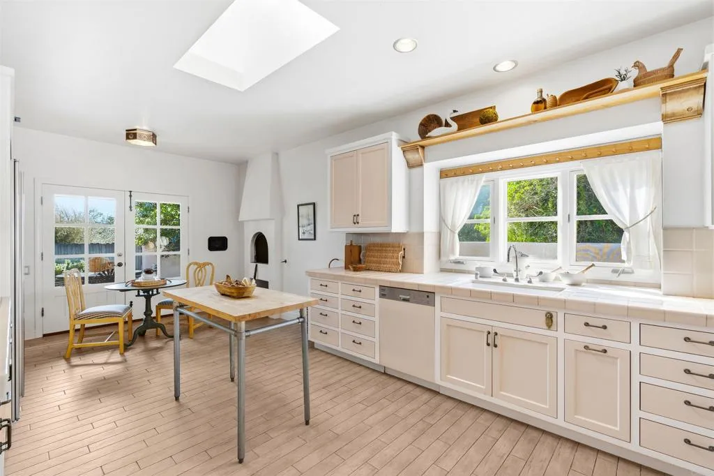 https://cdn.realtyfeed.com/cdn/127/306637423/0e0aeba48fe2de847512bcd447a07f91.webp