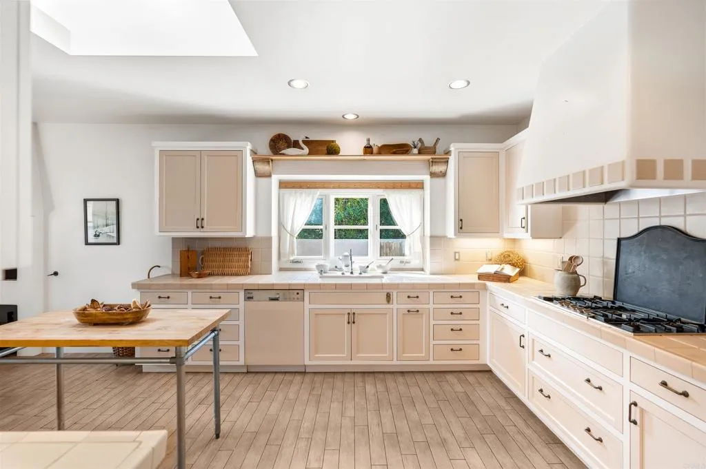 https://cdn.realtyfeed.com/cdn/127/306637423/19c98cd8bafaf43c229036bf0a6208a5.webp