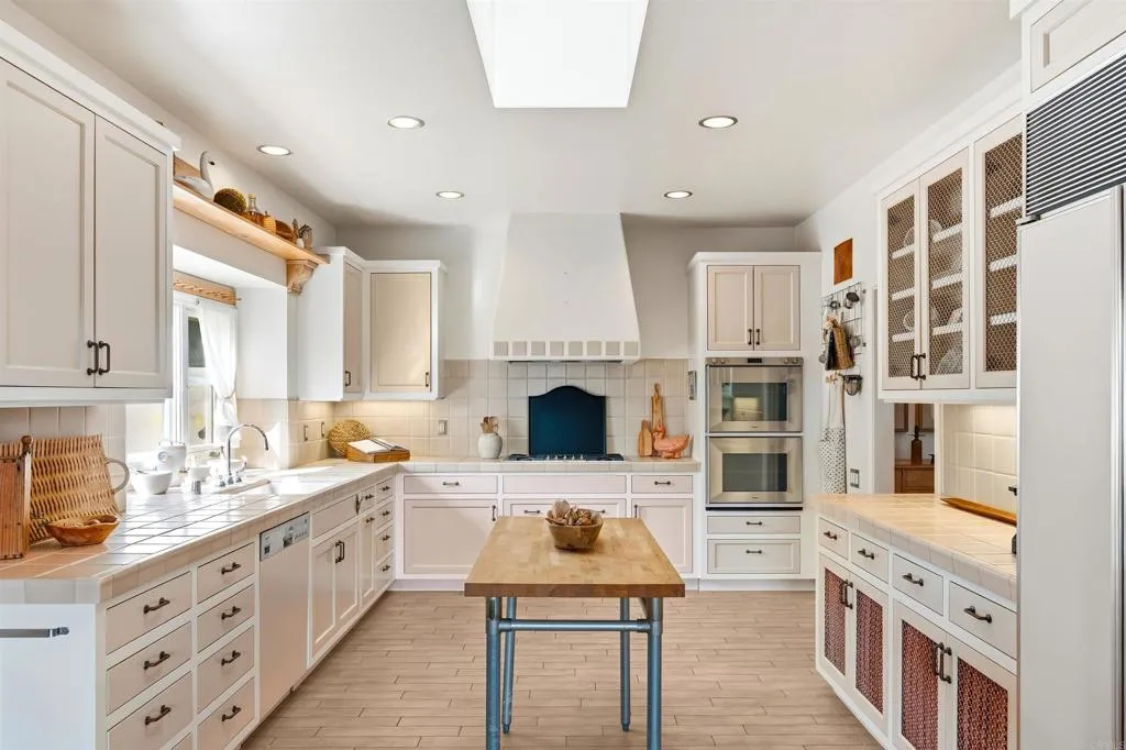 https://cdn.realtyfeed.com/cdn/127/306637423/dbc1ef7706a7dc4d41c7c26e88cfc39d.webp
