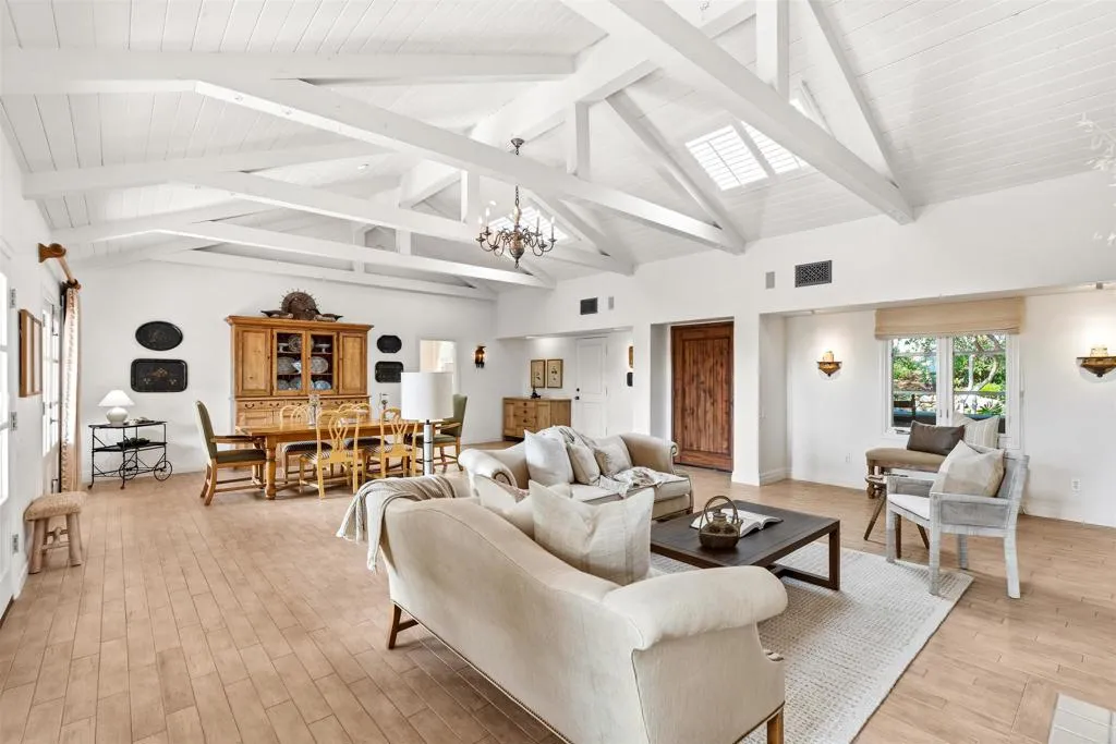 https://cdn.realtyfeed.com/cdn/127/306637423/f2b288442917f1c2bd3911e7868cd023.webp