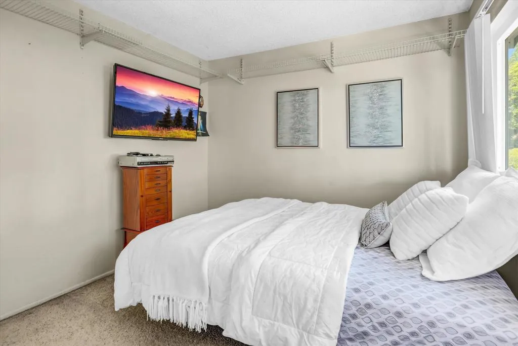 https://cdn.realtyfeed.com/cdn/127/306637502/9a5d636d5646b438abf87d138e56a0f1.webp