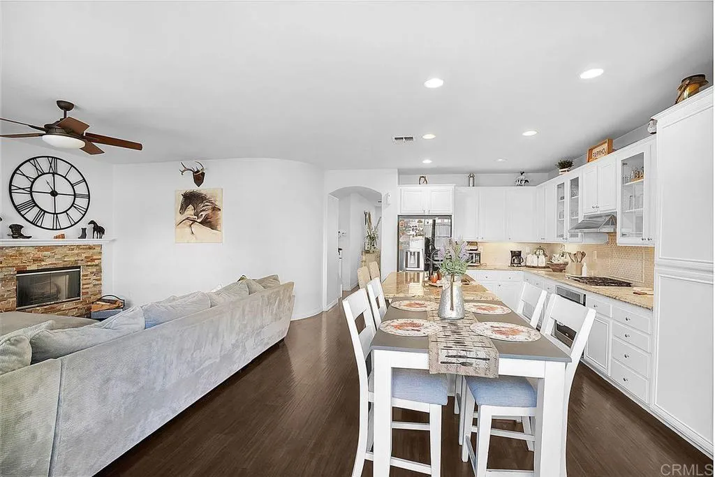 https://cdn.realtyfeed.com/cdn/127/306637896/16dd08609b9ee0df1d8bfefe4fe8c759.webp