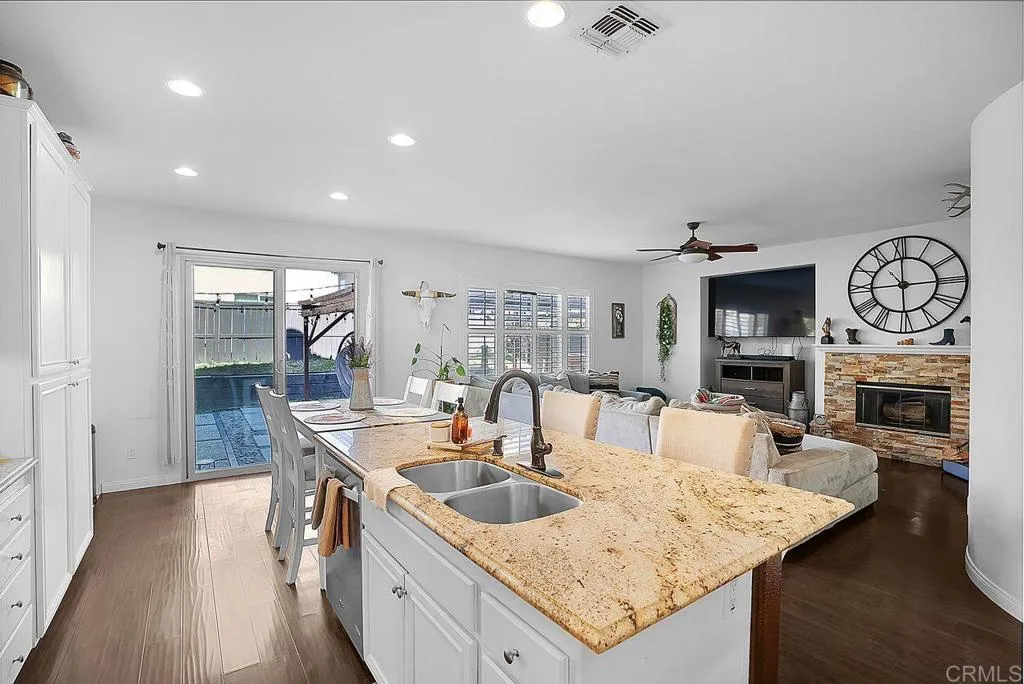 https://cdn.realtyfeed.com/cdn/127/306637896/ac09a1f655bf2972cf57da3d41e6252c.webp