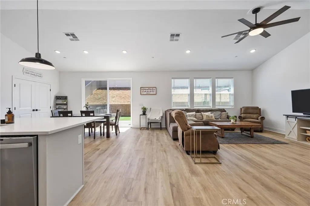 212 Artina Court, Tehachapi, CA 93561 - Photo 3 of 58, Tehachapi, CA