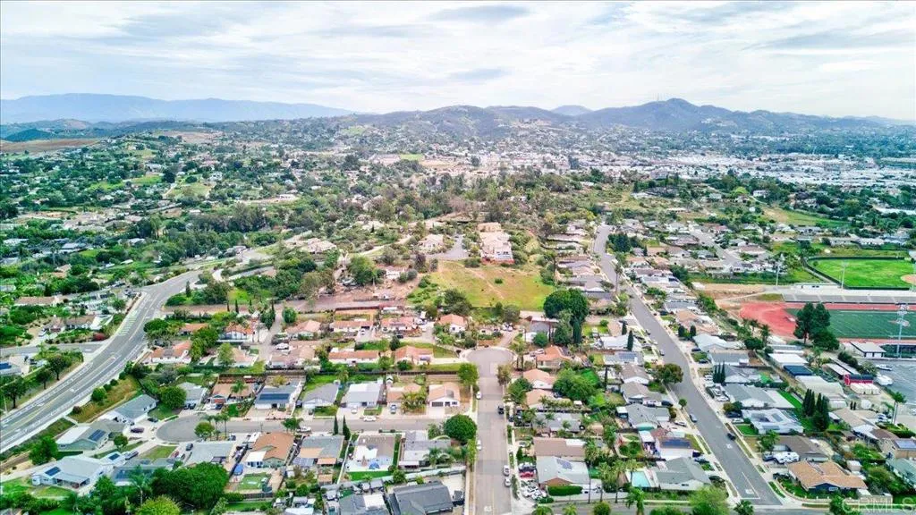 https://cdn.realtyfeed.com/cdn/127/306638627/9c887f89eb114f85c16c0a2d301ac6a3.webp