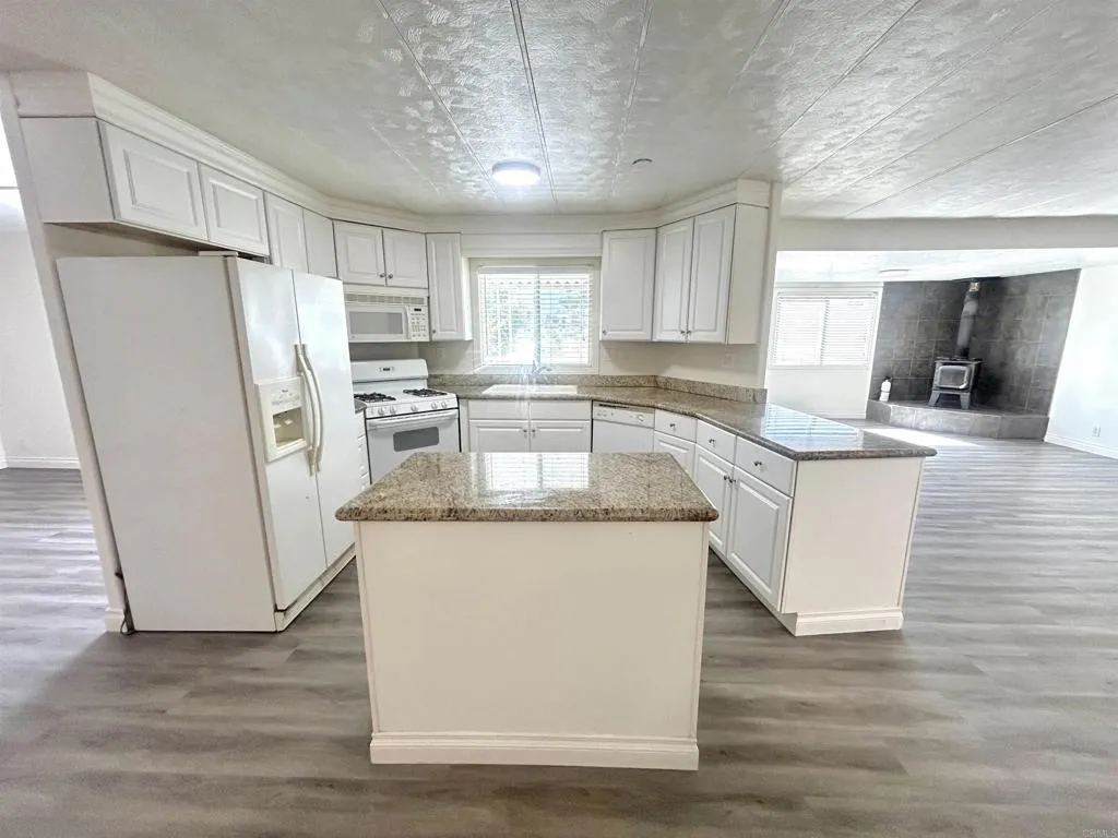 https://cdn.realtyfeed.com/cdn/127/306638973/0800b7f150be246d3f266dff5c3837f0.webp