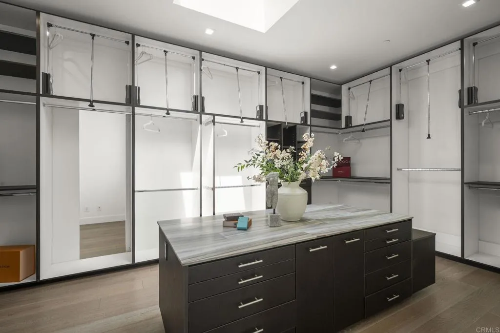 https://cdn.realtyfeed.com/cdn/127/306639001/6fa8699b918f8d85bc93a4fde2719cf3.webp