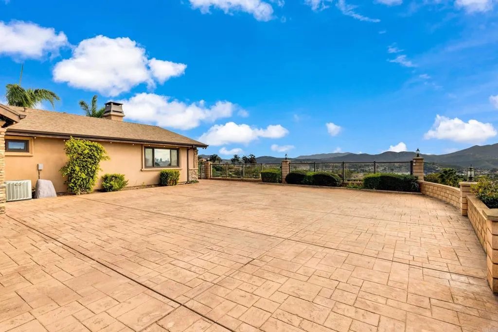 https://cdn.realtyfeed.com/cdn/127/306639215/374881c3280e585bb0bbc025efee162f.webp