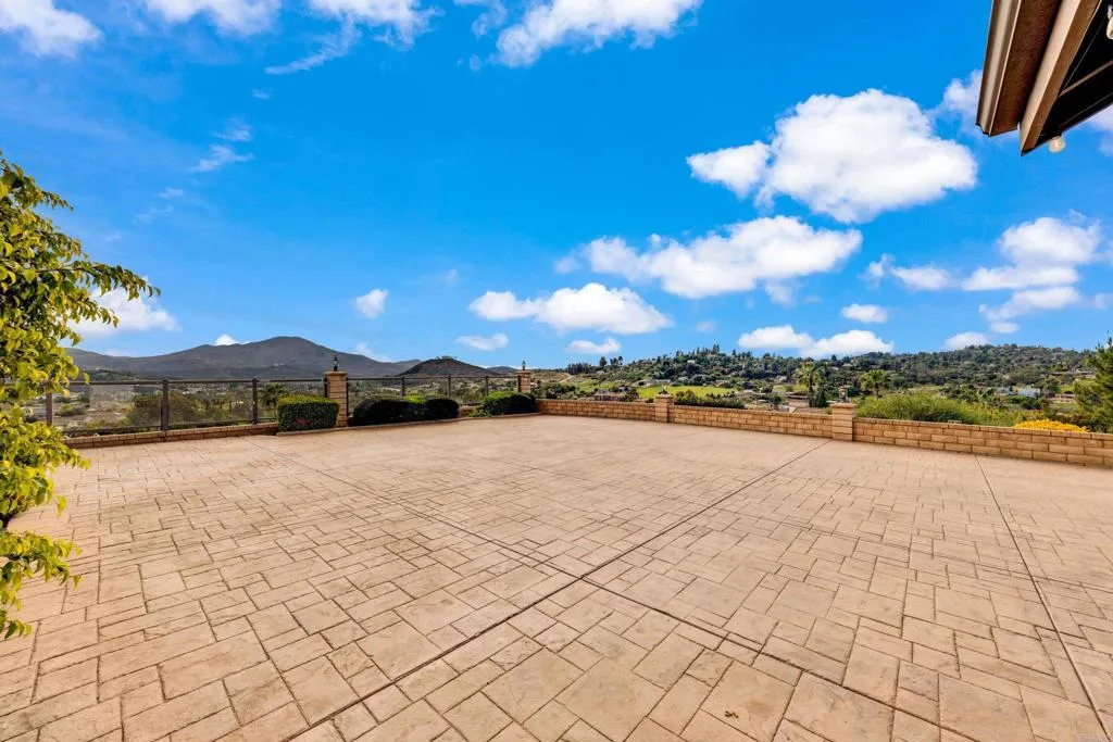 https://cdn.realtyfeed.com/cdn/127/306639215/9bf7dc1adcb80713111dec46f0b08139.webp