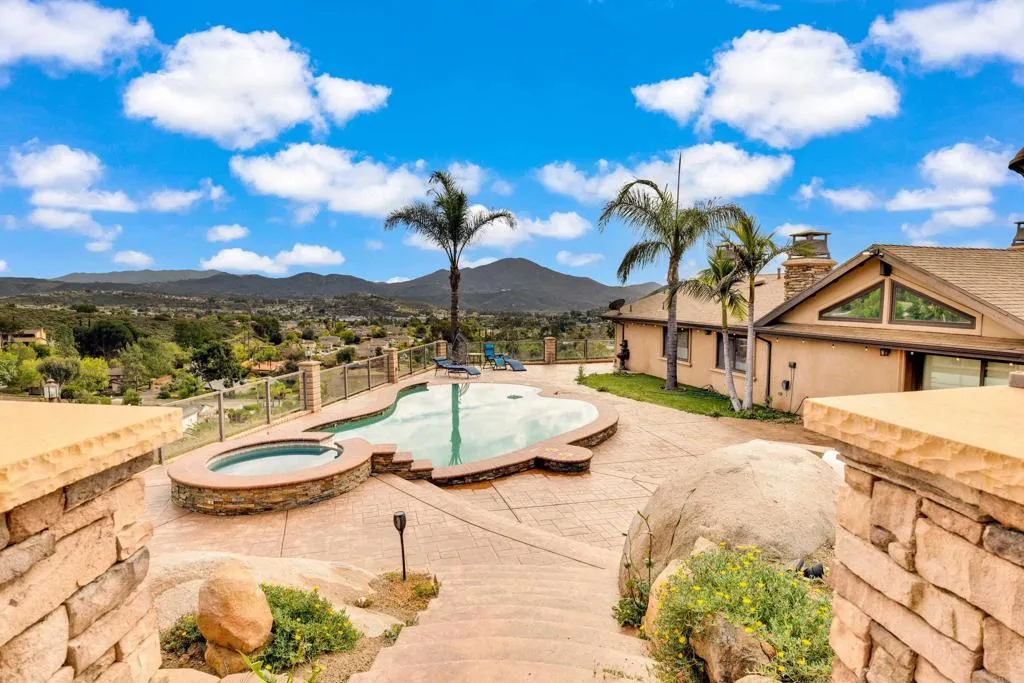https://cdn.realtyfeed.com/cdn/127/306639215/ccc2d0b62753ac02bd6477217c392344.webp