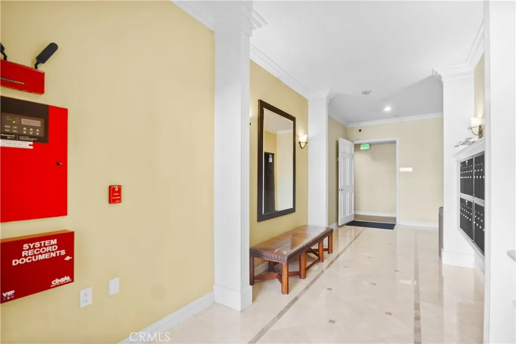 143 N Arnaz Drive Unit 102, Beverly Hills, CA 90211 - Photo 3 of 25, Beverly Hills, CA