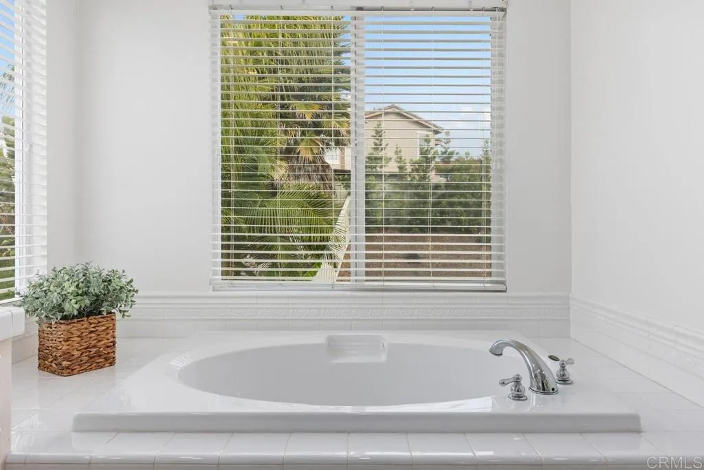 https://cdn.realtyfeed.com/cdn/127/306639449/745d5c666850a83f19a6911d8beed9d3.webp