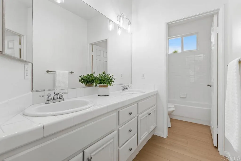 https://cdn.realtyfeed.com/cdn/127/306639449/769a297f5533a0b1803a7df0f031e973.webp
