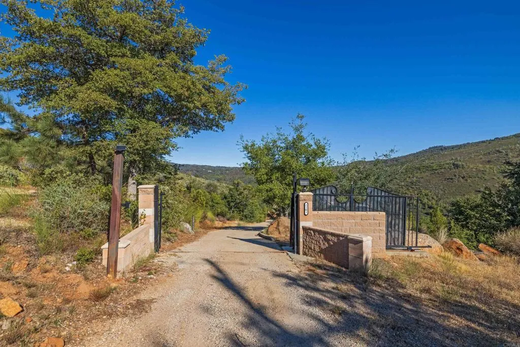 https://cdn.realtyfeed.com/cdn/127/306639687/75d8ebe371328f2931ab8eaa1b7d2552.webp