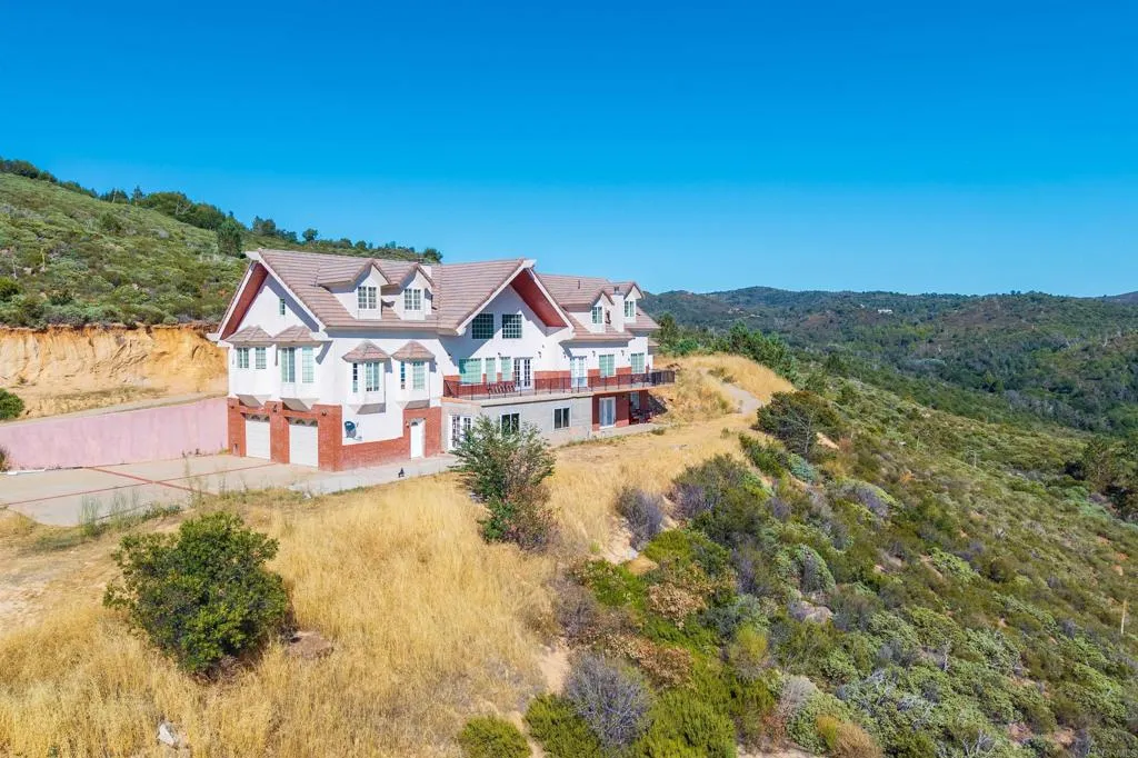 https://cdn.realtyfeed.com/cdn/127/306639687/e21ab9faa9afb34915801ea244716979.webp
