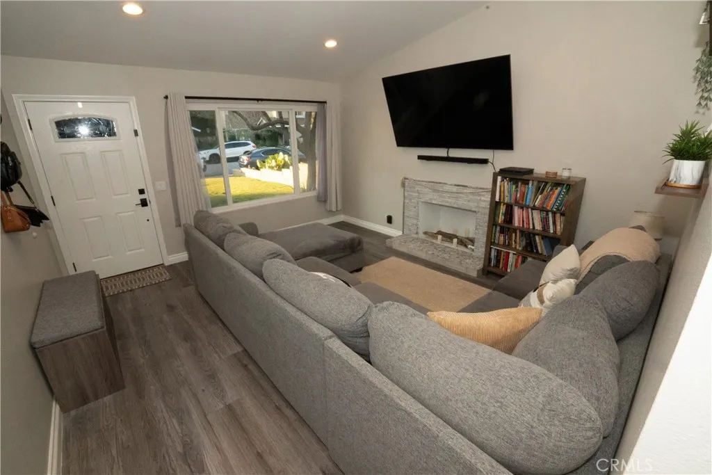 27626 Saffron, Saugus, CA 91350 - Photo 4 of 24, Saugus, CA