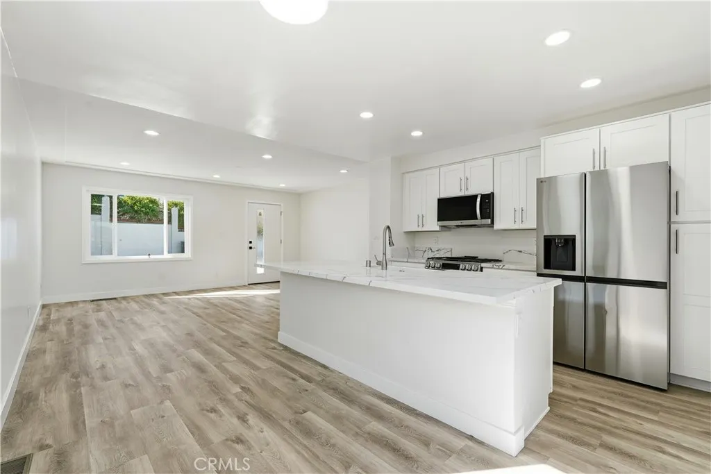 https://cdn.realtyfeed.com/cdn/127/306640639/95d76d6f20d1058d61b787e051c147ba.webp