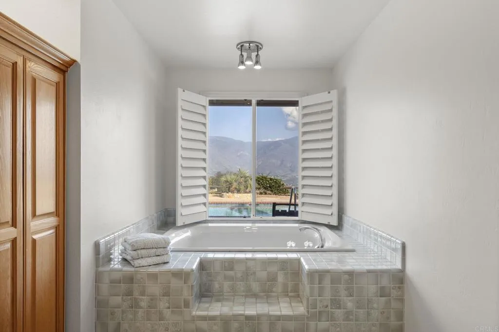 https://cdn.realtyfeed.com/cdn/127/306640962/5b8a585a6f946cfbf569f9177e540514.webp