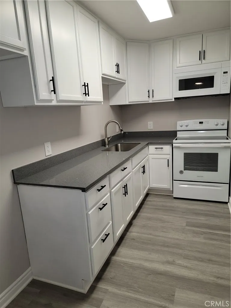 470 N Villa Court Unit 107, Palm Springs, CA 92262 - Photo 3 of 10, Palm Springs, CA