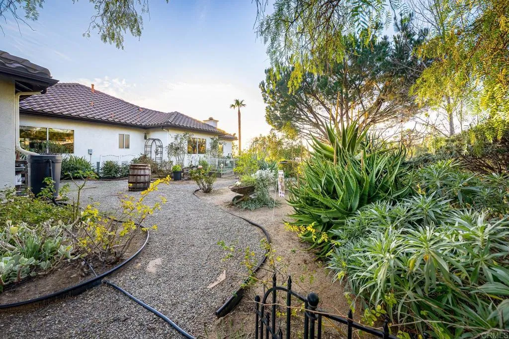 https://cdn.realtyfeed.com/cdn/127/306642384/75cf96a5380139c34107eeb75aa08086.webp