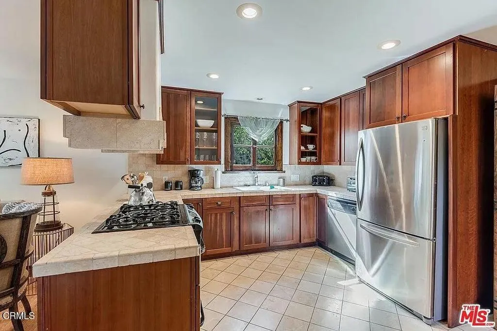 835 Sycamore Avenue, Los Angeles, CA, 90038