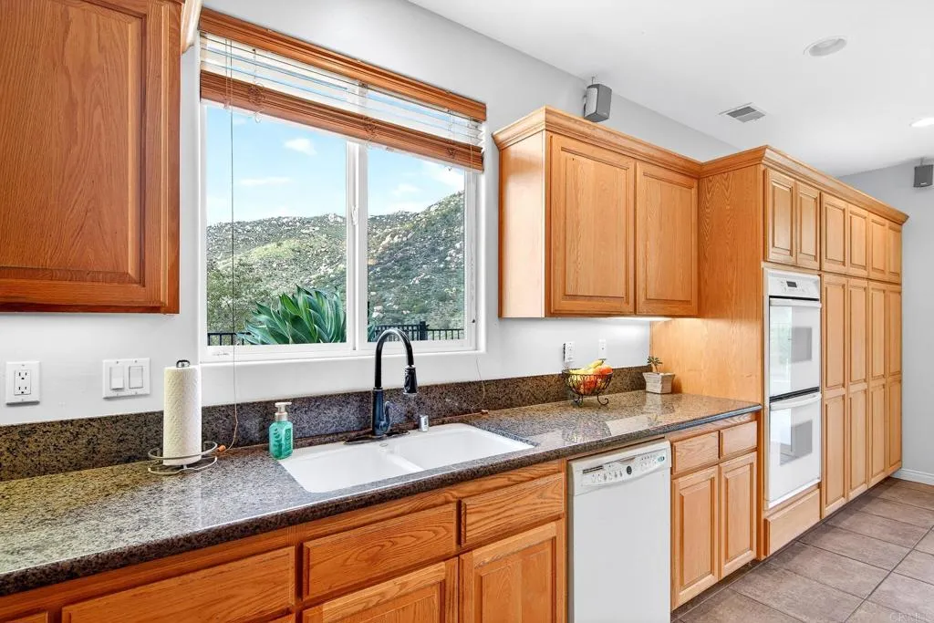https://cdn.realtyfeed.com/cdn/127/306645279/3cb11632b911240cc33b8e17f8540a49.webp