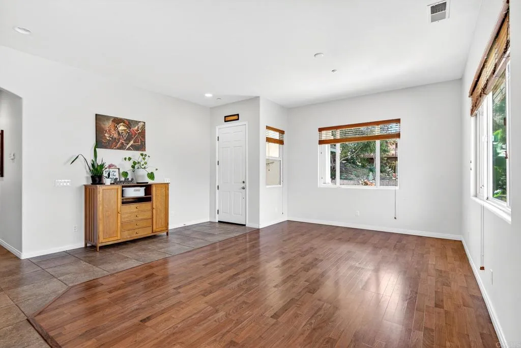https://cdn.realtyfeed.com/cdn/127/306645279/4cc76f62758058008b3457c7ddc0634f.webp