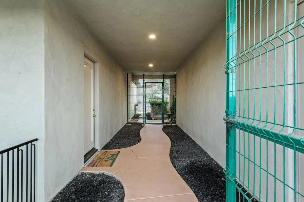 https://cdn.realtyfeed.com/cdn/127/306645713/9f806fed27c8433b24637445af69fd41.webp