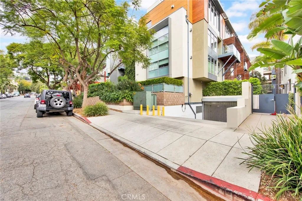 1250 N Harper Unit 303, West Hollywood, CA 90046