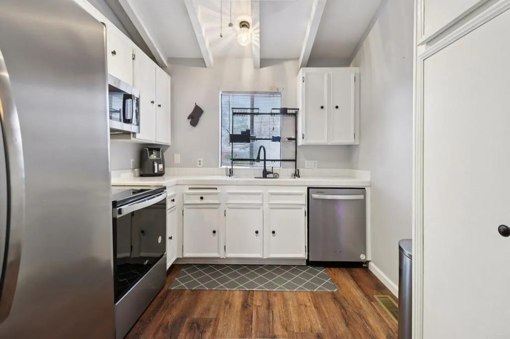 https://cdn.realtyfeed.com/cdn/127/306645824/6aa1e47f59f8586a70c74eb4643465e5.webp