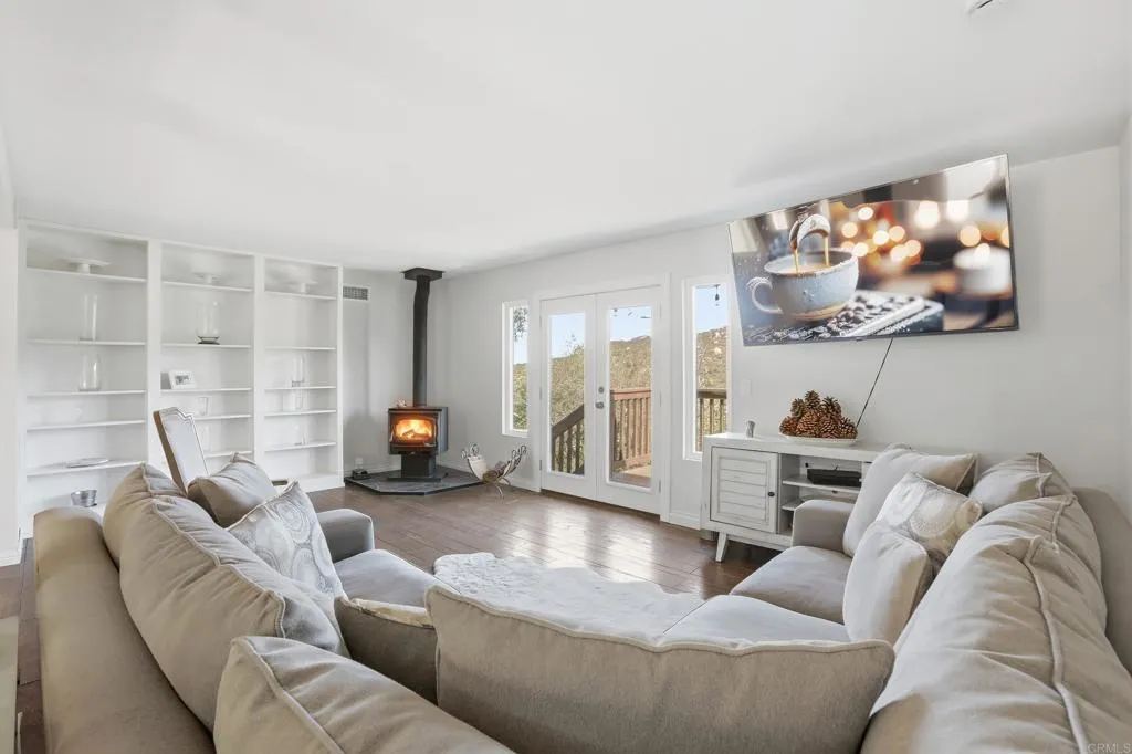 https://cdn.realtyfeed.com/cdn/127/306645904/7eb875f7af6daa98e91a9a34b06a0c8c.webp