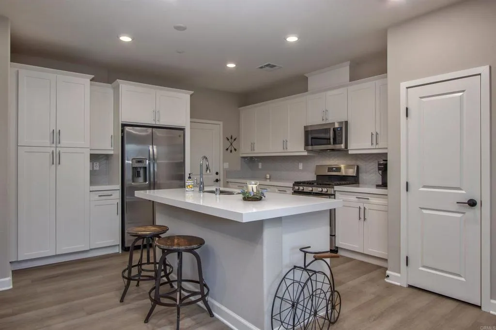 1089 Delpy View Point, Vista, CA, 92084