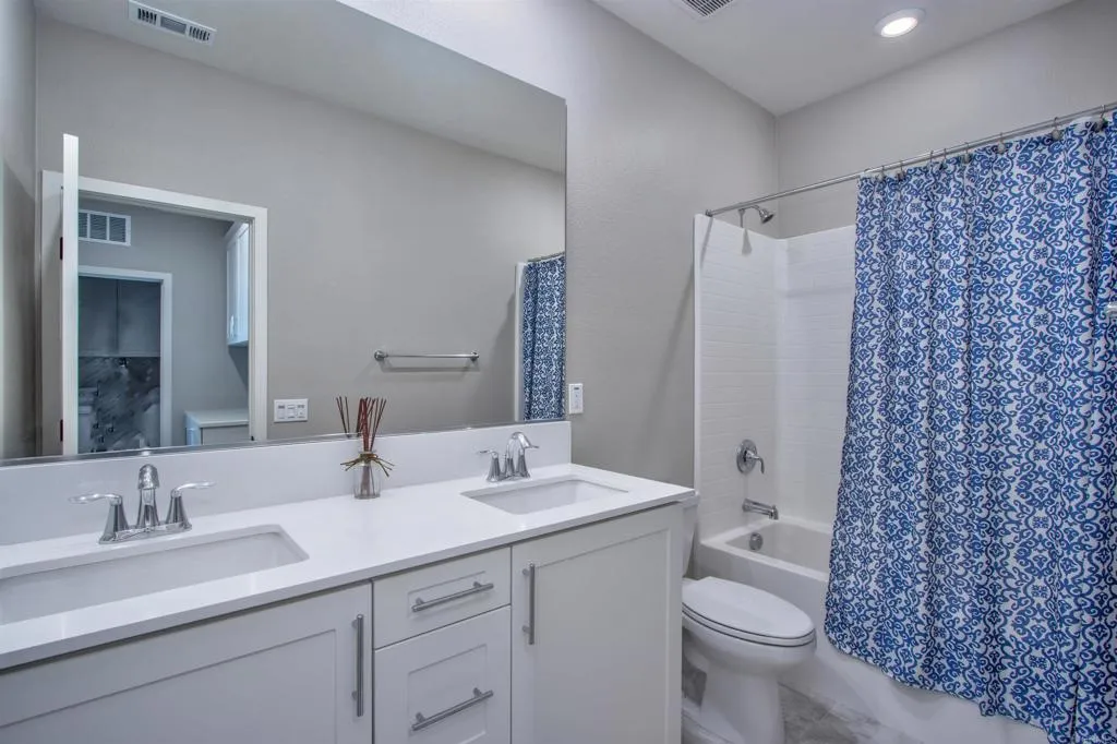 1089 Delpy View Point, Vista, CA, 92084