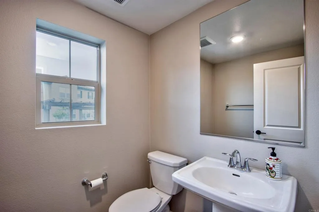1089 Delpy View Point, Vista, CA, 92084