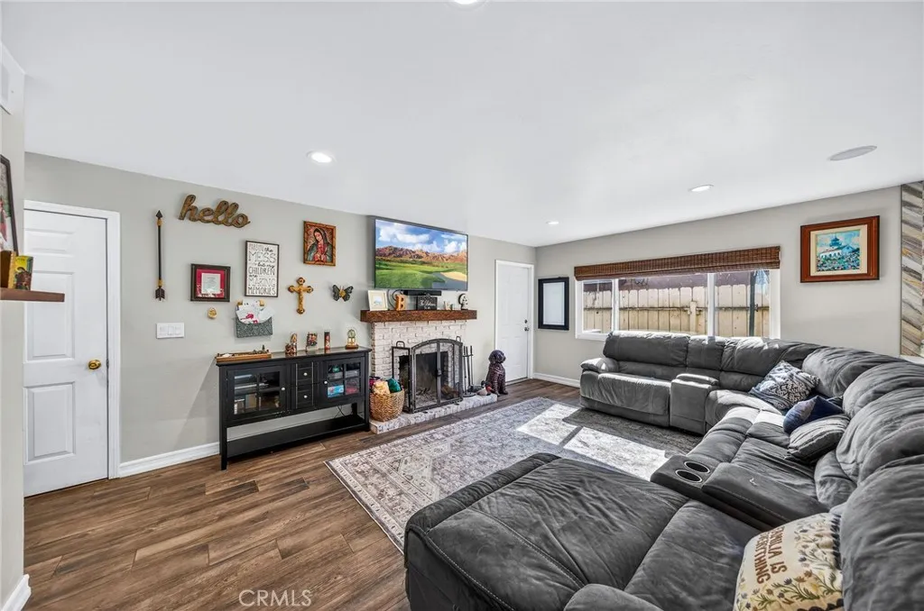 https://cdn.realtyfeed.com/cdn/127/306646426/afbcb7f05740856aef2e4283c939bec5.webp