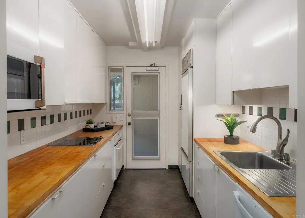 https://cdn.realtyfeed.com/cdn/127/306647088/01b58b860f84316350829588638fb4b7.webp