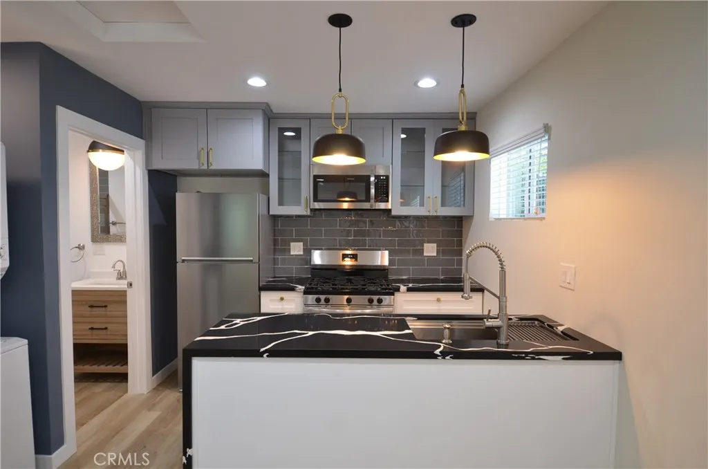 6406 Densmore Avenue, Lake Balboa, CA 91406 - Photo 3 of 8, Lake Balboa, CA