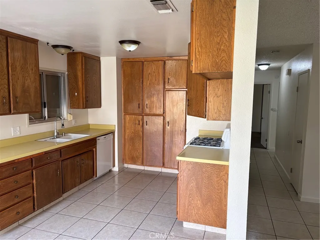 21320 Santa Barbara Drive, Tehachapi, CA 93561 - Photo 3 of 15, Tehachapi, CA