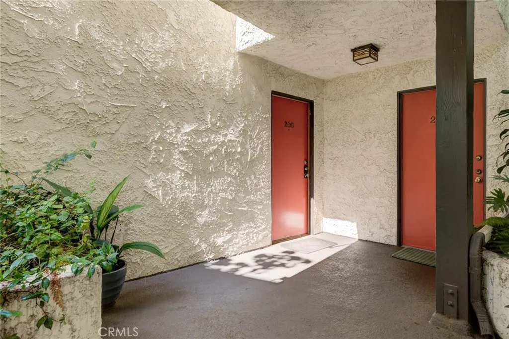 8400 De Longpre Avenue Unit 205, West Hollywood, CA 90069 - Photo 4 of 44, West Hollywood, CA