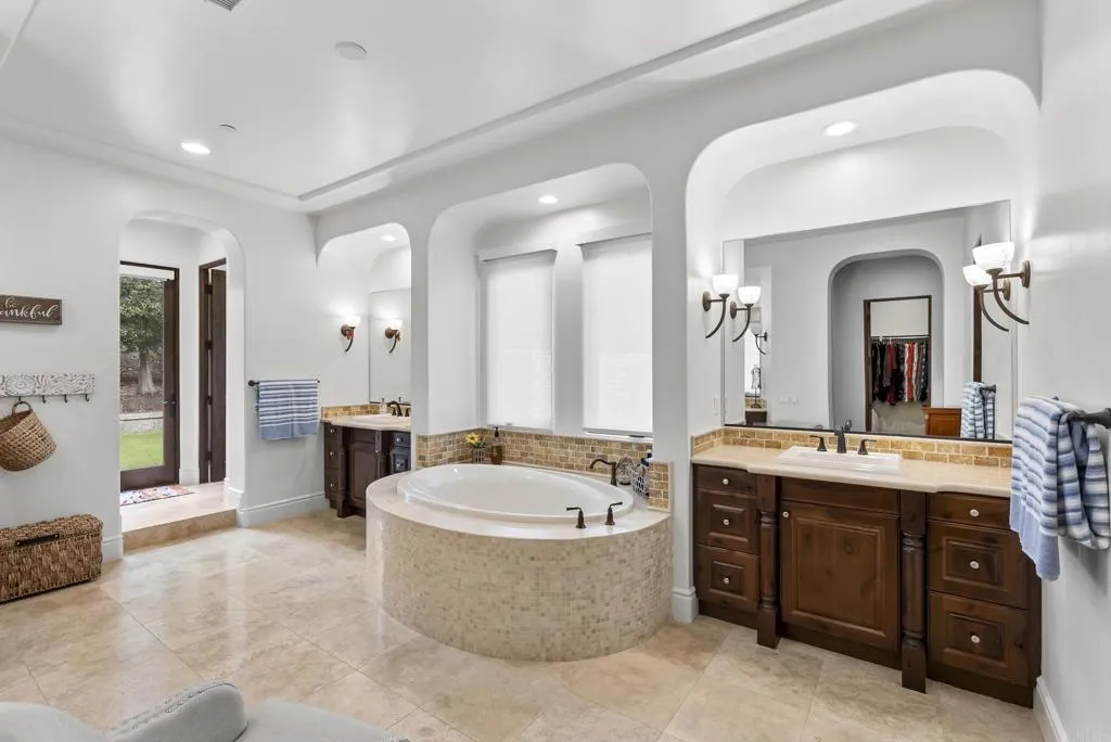 https://cdn.realtyfeed.com/cdn/127/306648130/af90db7fda7344ecf86c4bb42ac7a896.webp