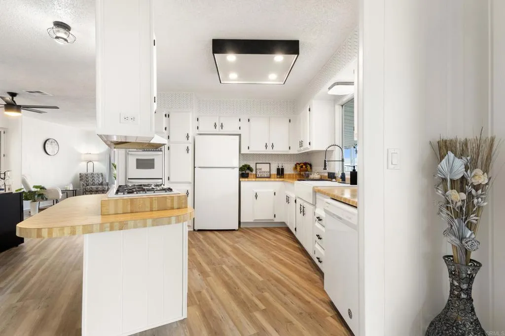 https://cdn.realtyfeed.com/cdn/127/306648523/75a57a9232a50953adda9091d2f2241f.webp