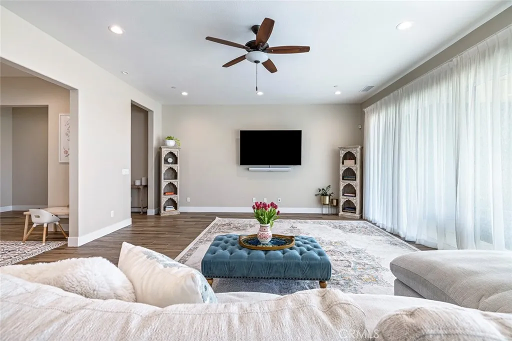 944 Horizon Drive, Madera, CA 93636 - Photo 4 of 43, Madera, CA