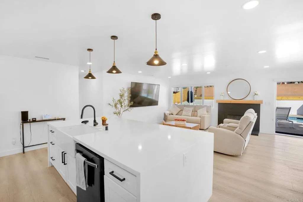 https://cdn.realtyfeed.com/cdn/127/306649219/d12ce1a3153bce9f883406e997b0b979.webp