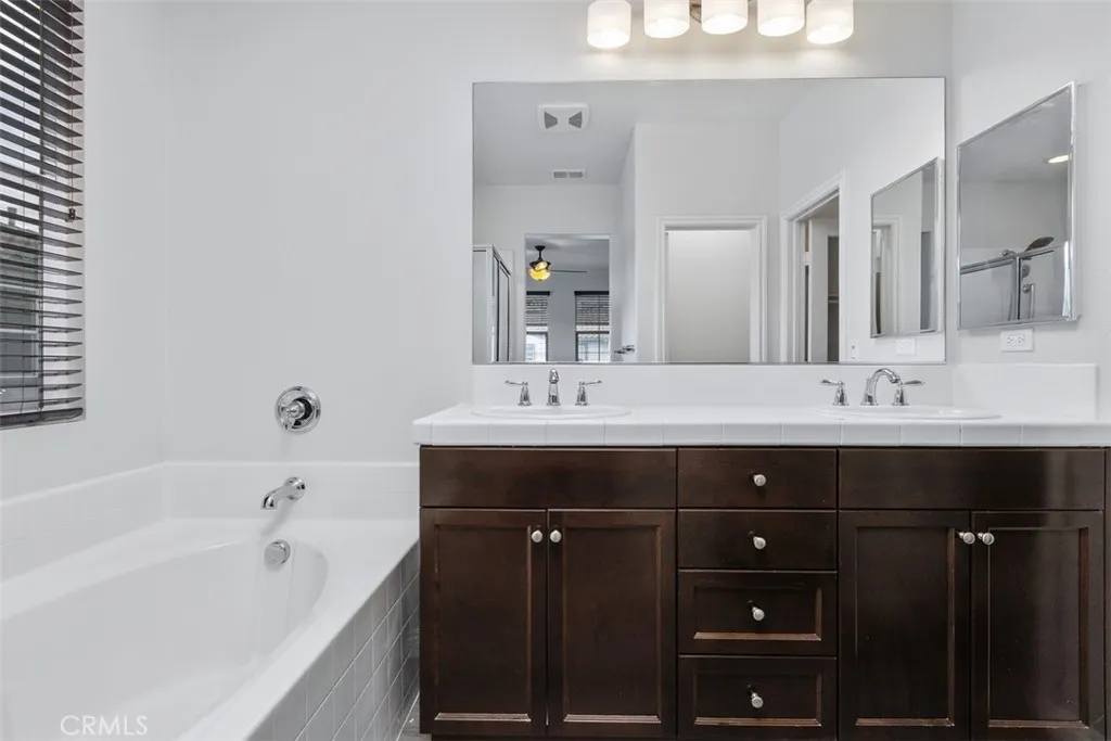 https://cdn.realtyfeed.com/cdn/127/306649462/6a60adef0c2145fe1fa2343bfa4867c8.webp