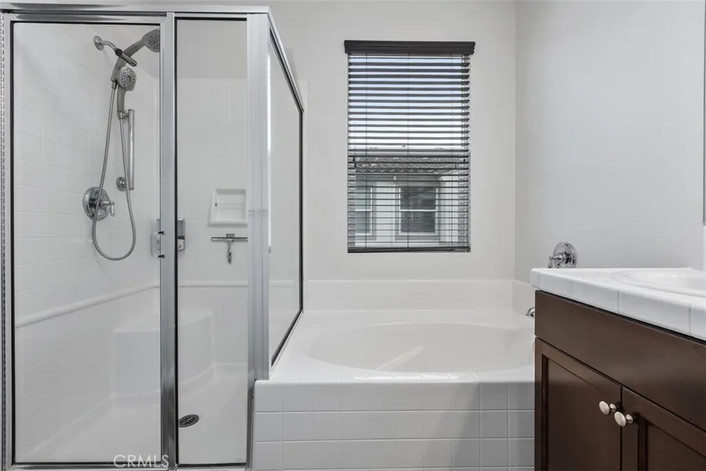 https://cdn.realtyfeed.com/cdn/127/306649462/e27149c1b8c818867adce2fcb412bff4.webp