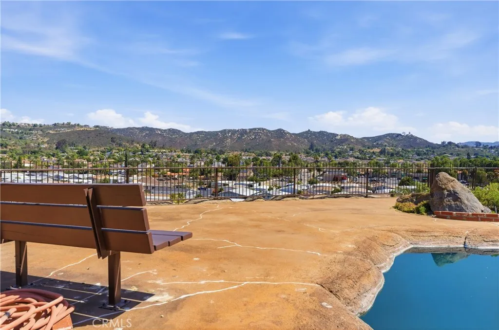 https://cdn.realtyfeed.com/cdn/127/306649562/8f56422f01963d8ec3fbfcd012edd982.webp