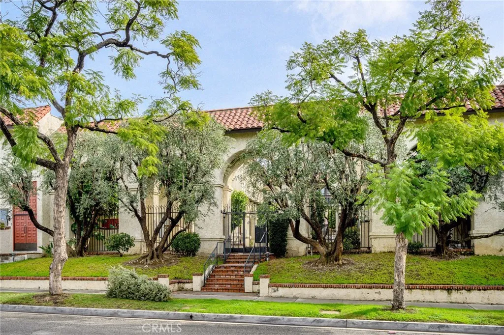 300 N Isabel Street 10